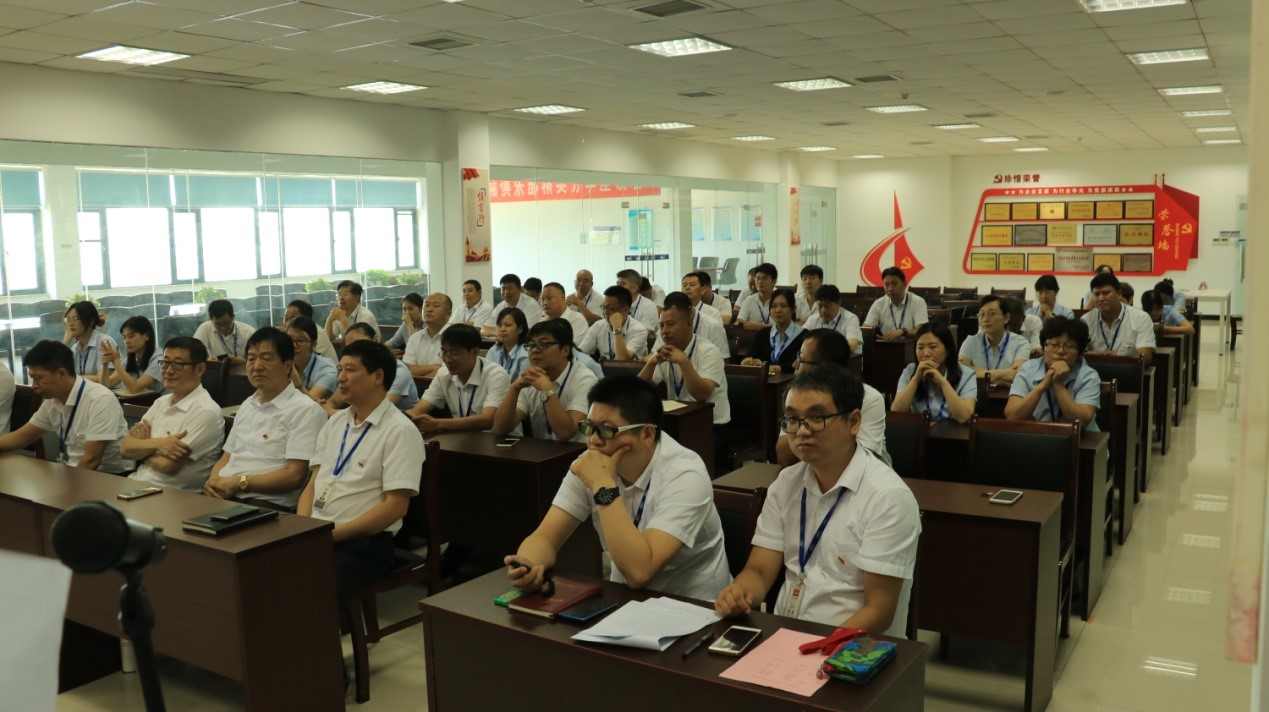 知識競賽爭先鋒 比學(xué)趕超展風(fēng)采 —— 花花牛乳業(yè)集團黨委舉辦慶 “七一”黨建知識競賽 知識競賽爭先鋒 比學(xué)趕超展風(fēng)采 —— 花花牛乳業(yè)集團黨委舉辦慶 “七一”黨建知識競賽