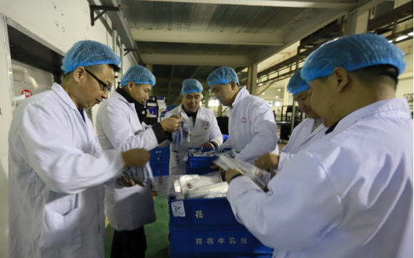 黨員帶頭赴一線 助力春節(jié)保生產(chǎn)—花花牛別樣“生產(chǎn)突擊隊”助力車間生產(chǎn) 黨員帶頭赴一線 助力春節(jié)保生產(chǎn)—花花牛別樣“生產(chǎn)突擊隊”助力車間生產(chǎn)