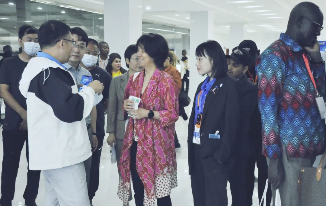 北京大學(xué)南南合作與發(fā)展學(xué)院教授、全球伙伴關(guān)系主任周詠梅一行蒞臨花花牛平輿瑞亞牧業(yè)參觀調(diào)研