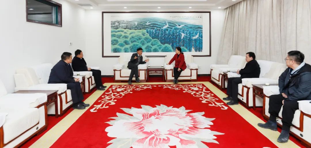 發(fā)揮產(chǎn)業(yè)優(yōu)勢 助力鄉(xiāng)村振興 | 民權(quán)縣委副書記、縣長王靜嫻會(huì)見關(guān)曉彥董事長一行