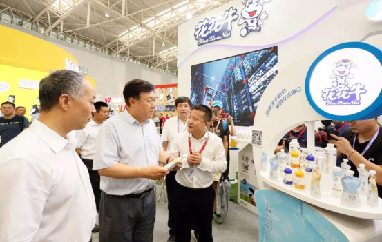 致敬祖國70華誕 |花花牛亮相第十屆中國奶業大會 致敬祖國70華誕 |花花牛亮相第十屆中國奶業大會