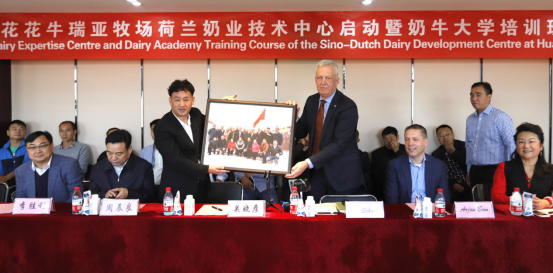 中原地區(qū)首個(gè)“荷蘭奶業(yè)技術(shù)中心”落戶花花牛 ——中荷奶業(yè)發(fā)展中心和河南花花牛攜手助力中國(guó)奶業(yè)發(fā)展 中原地區(qū)首個(gè)“荷蘭奶業(yè)技術(shù)中心”落戶花花牛 ——中荷奶業(yè)發(fā)展中心和河南花花牛攜手助力中國(guó)奶業(yè)發(fā)展