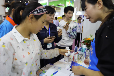 花花牛亮相第30屆中原畜牧業交易博覽會 花花牛亮相第30屆中原畜牧業交易博覽會