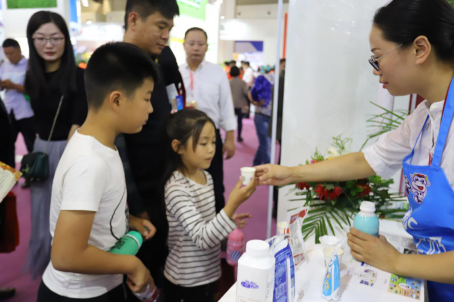 花花牛亮相第30屆中原畜牧業交易博覽會 花花牛亮相第30屆中原畜牧業交易博覽會