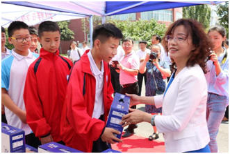 “健康中原,牛奶伴您行——花花牛乳業集團2018中國小康牛奶行動” 公益助學啟動儀式隆重舉行 “健康中原,牛奶伴您行——花花牛乳業集團2018中國小康牛奶行動” 公益助學啟動儀式隆重舉行