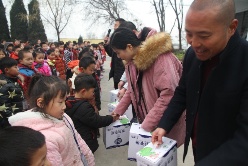 花花牛精準(zhǔn)扶貧暖冬公益行走進登封市劉家溝 花花牛精準(zhǔn)扶貧暖冬公益行走進登封市劉家溝