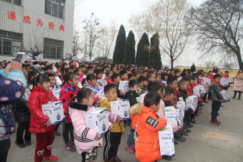 花花牛精準(zhǔn)扶貧暖冬公益行走進登封市劉家溝 花花牛精準(zhǔn)扶貧暖冬公益行走進登封市劉家溝