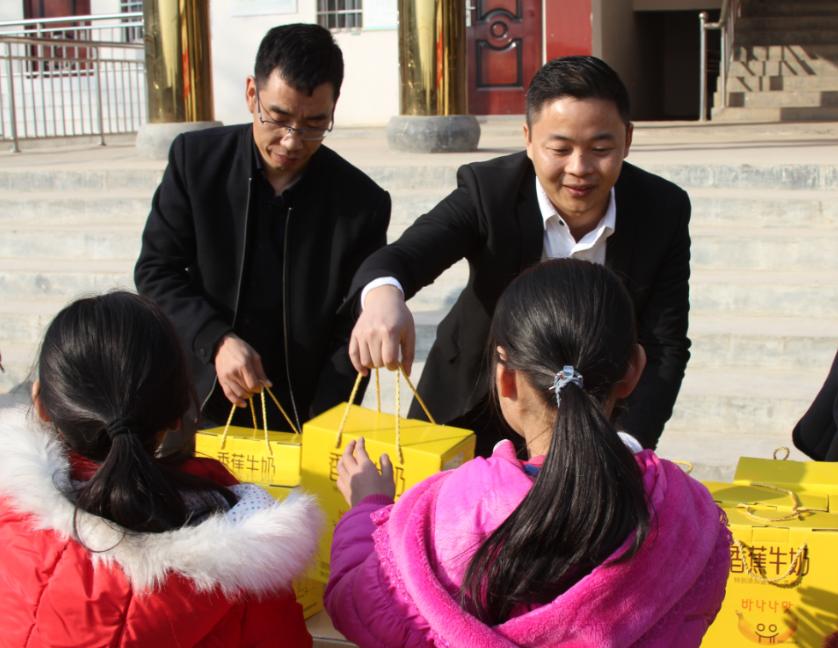花花牛走進新密白龍廟村 讓山區的孩子喝到最新鮮的牛奶 花花牛走進新密白龍廟村 讓山區的孩子喝到最新鮮的牛奶