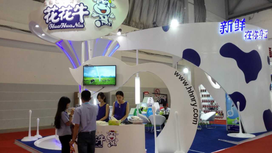 花花牛牛氣沖天！農業(yè)部長品嘗“領暢”點贊，又獲國際奶業(yè)平臺青睞