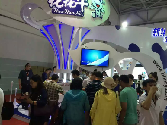 花花牛牛氣沖天！農業(yè)部長品嘗“領暢”點贊，又獲國際奶業(yè)平臺青睞