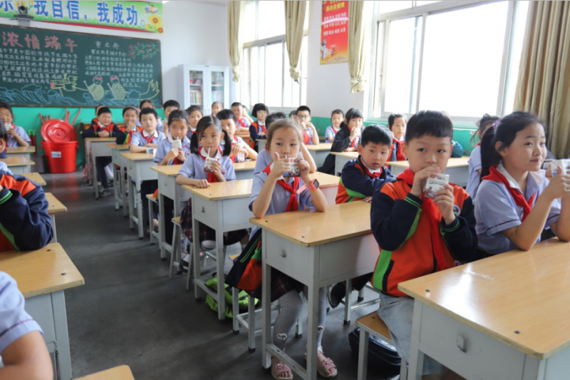 做好一杯放心奶 ——“花花?！背砷L記