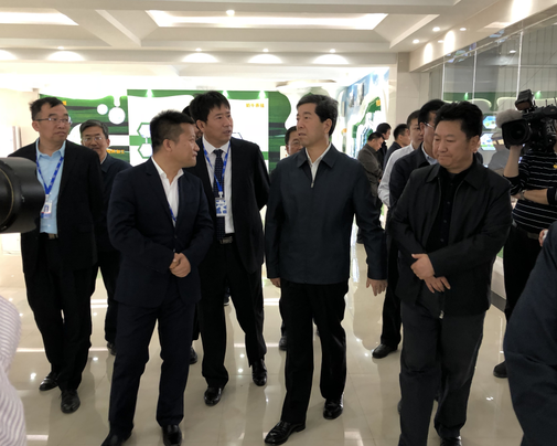 河南省委副書記、省長(zhǎng)陳潤(rùn)兒一行蒞臨 花花牛集團(tuán)魯山瑞亞牧業(yè)有限公司視察調(diào)研